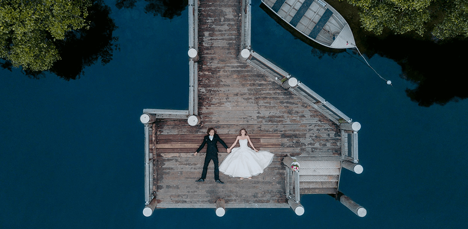 Mariage coeur invites drone view